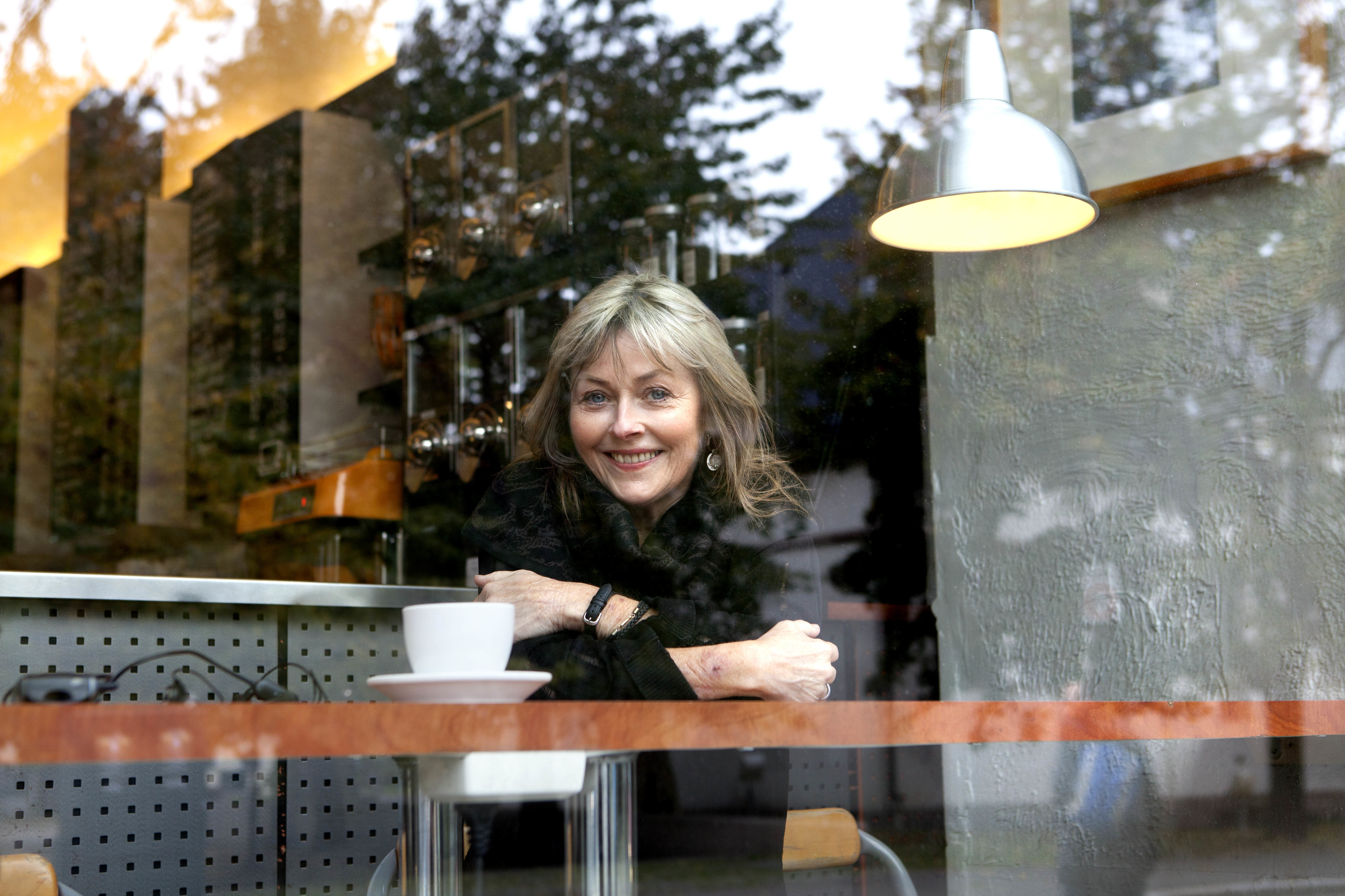 foto av forfatter Tove Nilsen gjennom et kafe-vindu