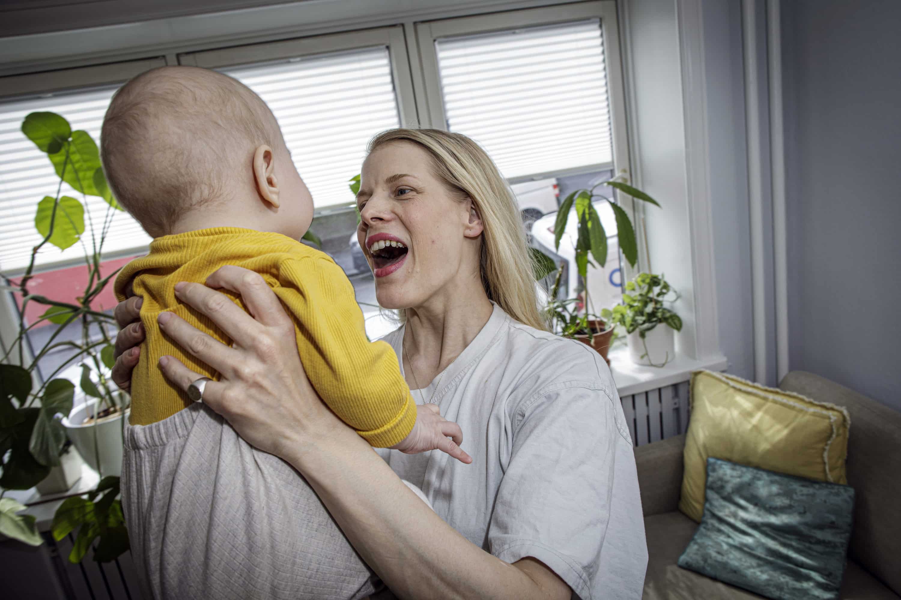 Sandra Kolstad leker med babyen