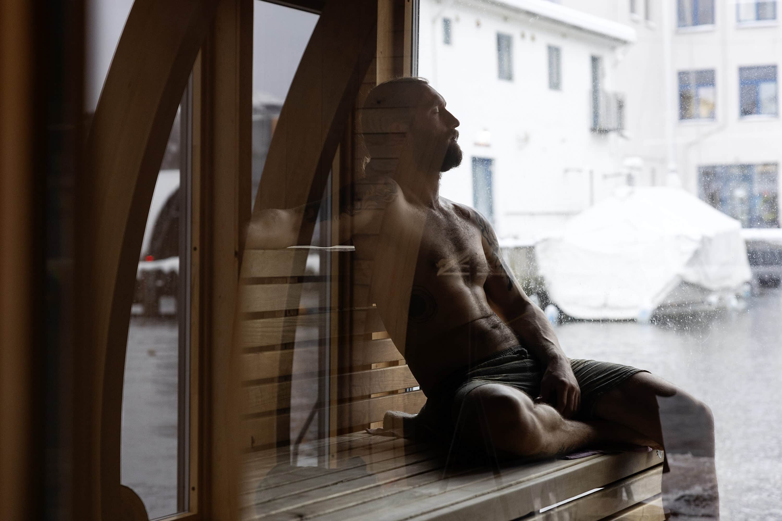 Bilde av Morten Skattkjær som sitter i badstua