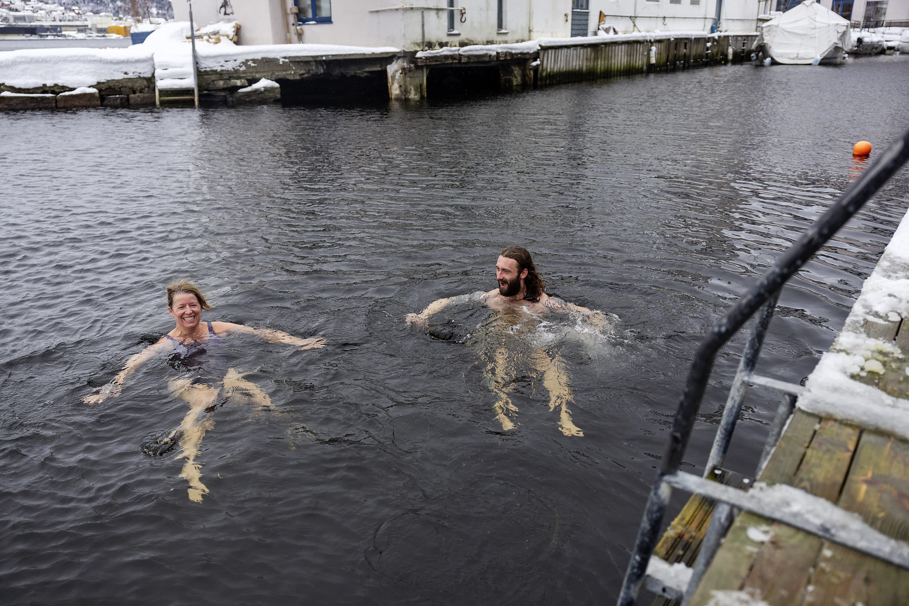 Morten Skattkjær og xxx i vannet