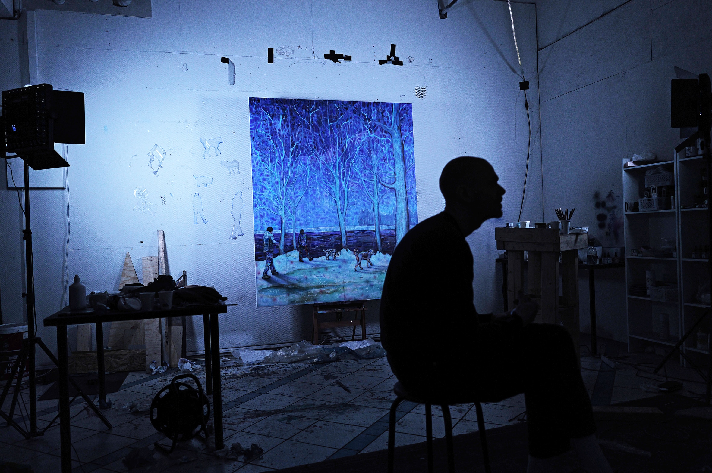 Nikolai Torgersen foran ett av sine malerier