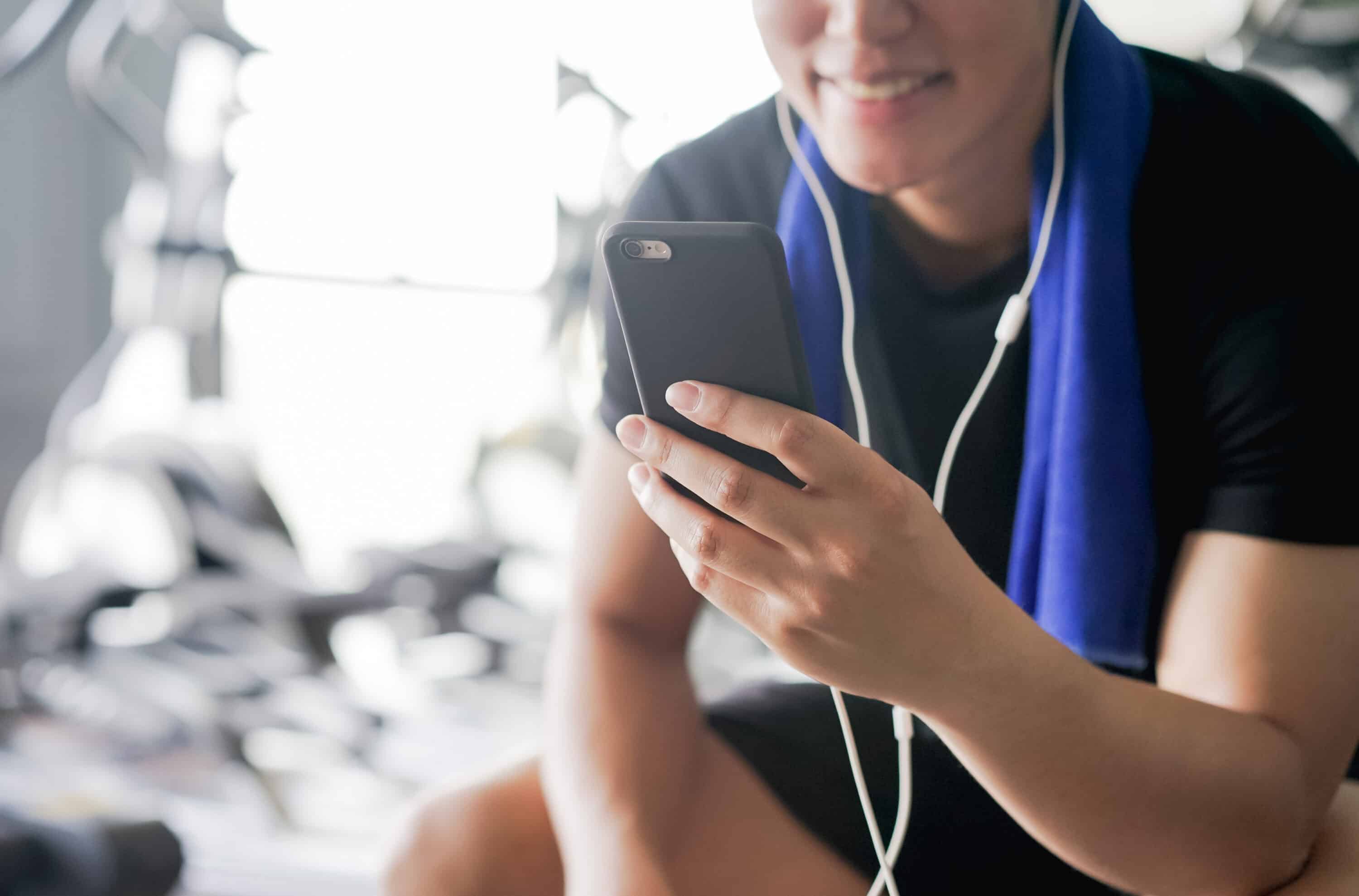 Illustrasjonsbilde av ung mann som ser på mobiltelefonen