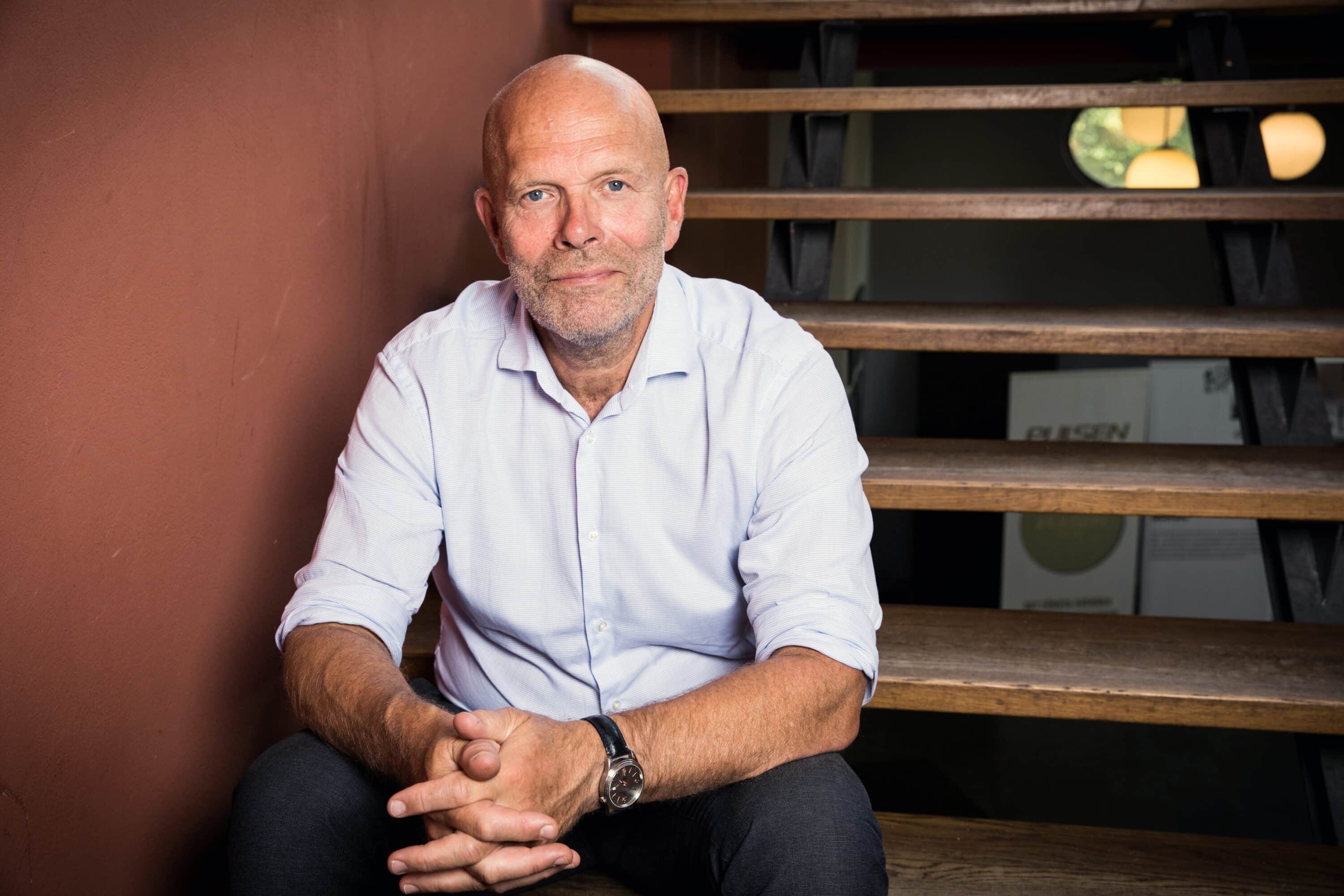 Psykolog Per Isdal sitter i trapp