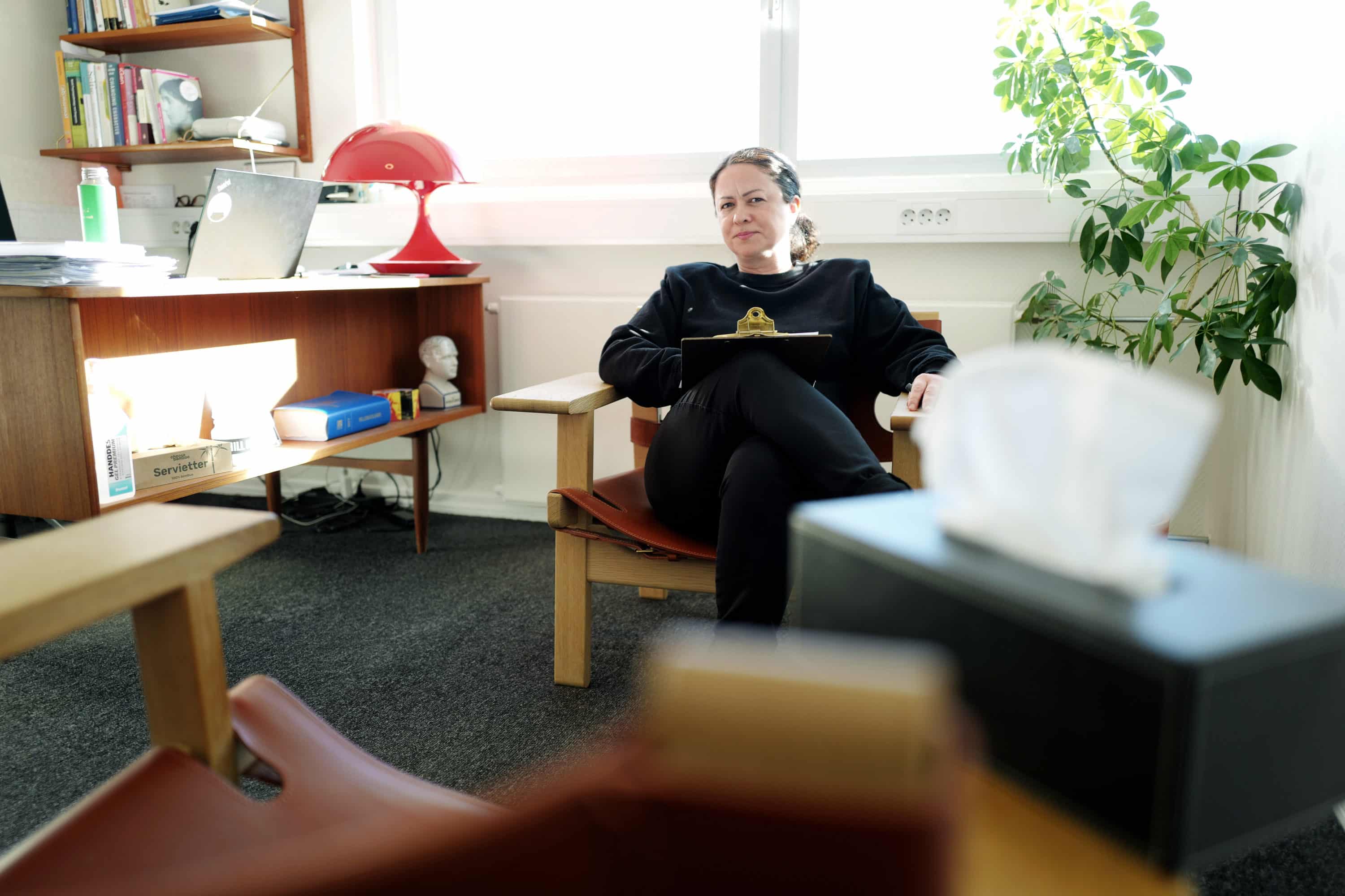 Yasmin Sofia Iqbal på kontoret