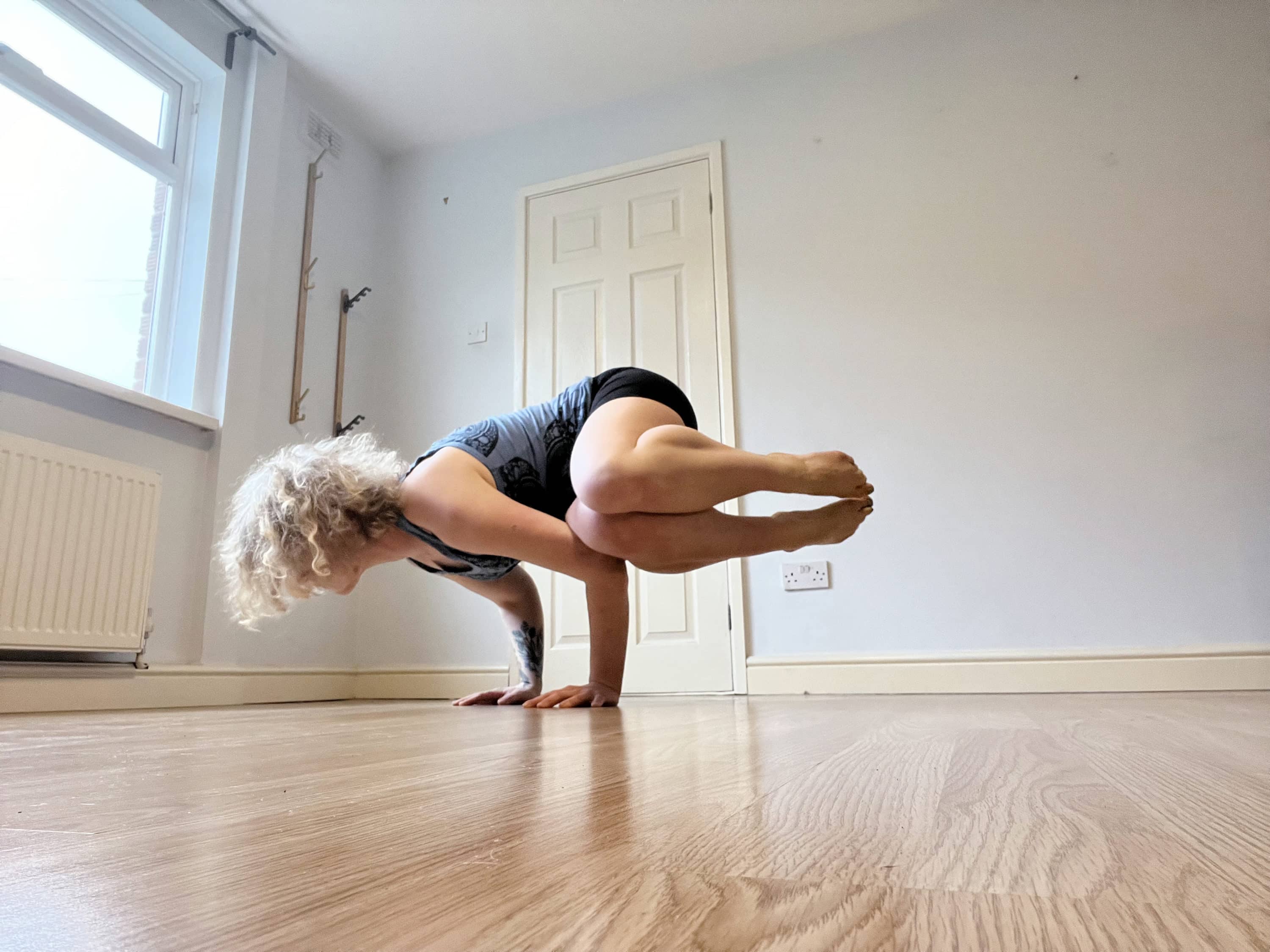 Bilde av Heidi Sævaraid som gjør yoga