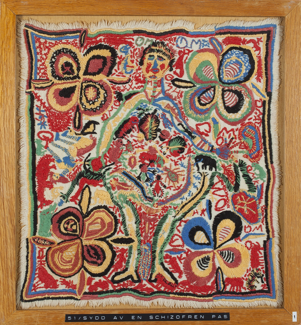 Broderi laget med fiskebein og tråder fra sengetøy. Fargerikt mønster med et menneske i sentrum.