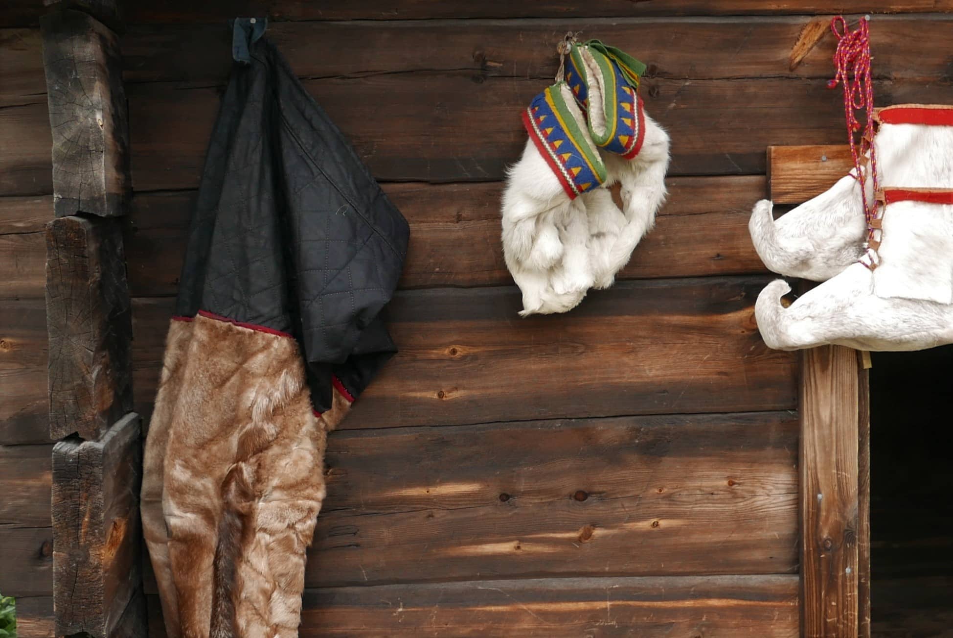 Bilde av samiske klær og sko