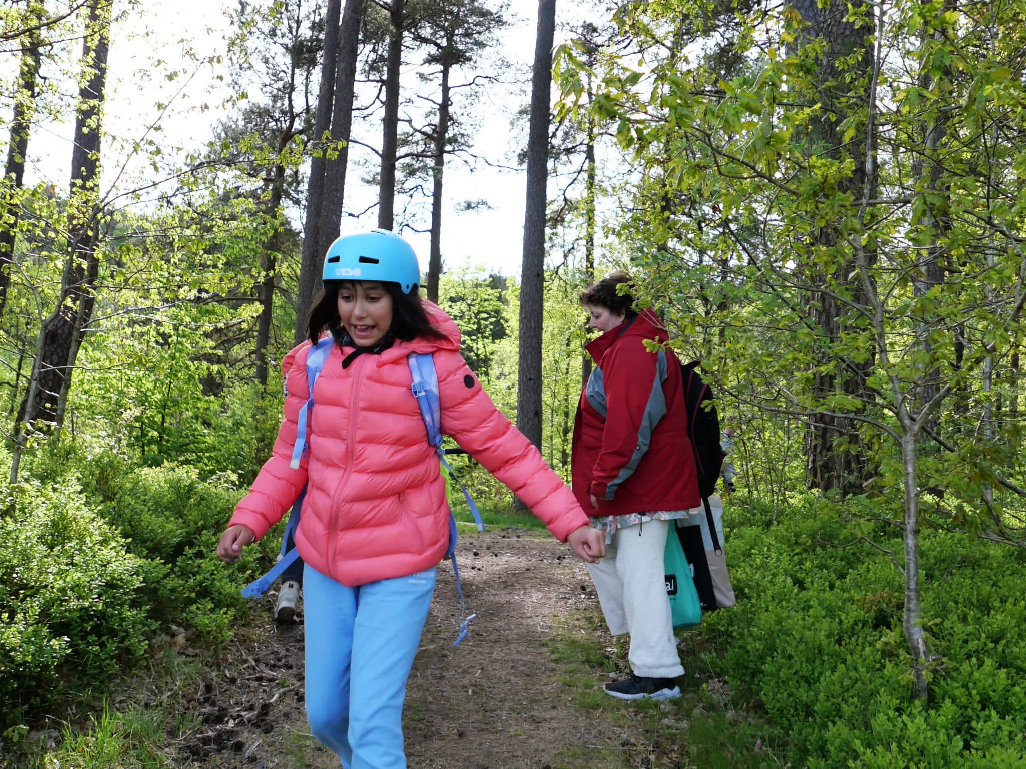 Sofina løper skremt nedover en sti vekk fra moren