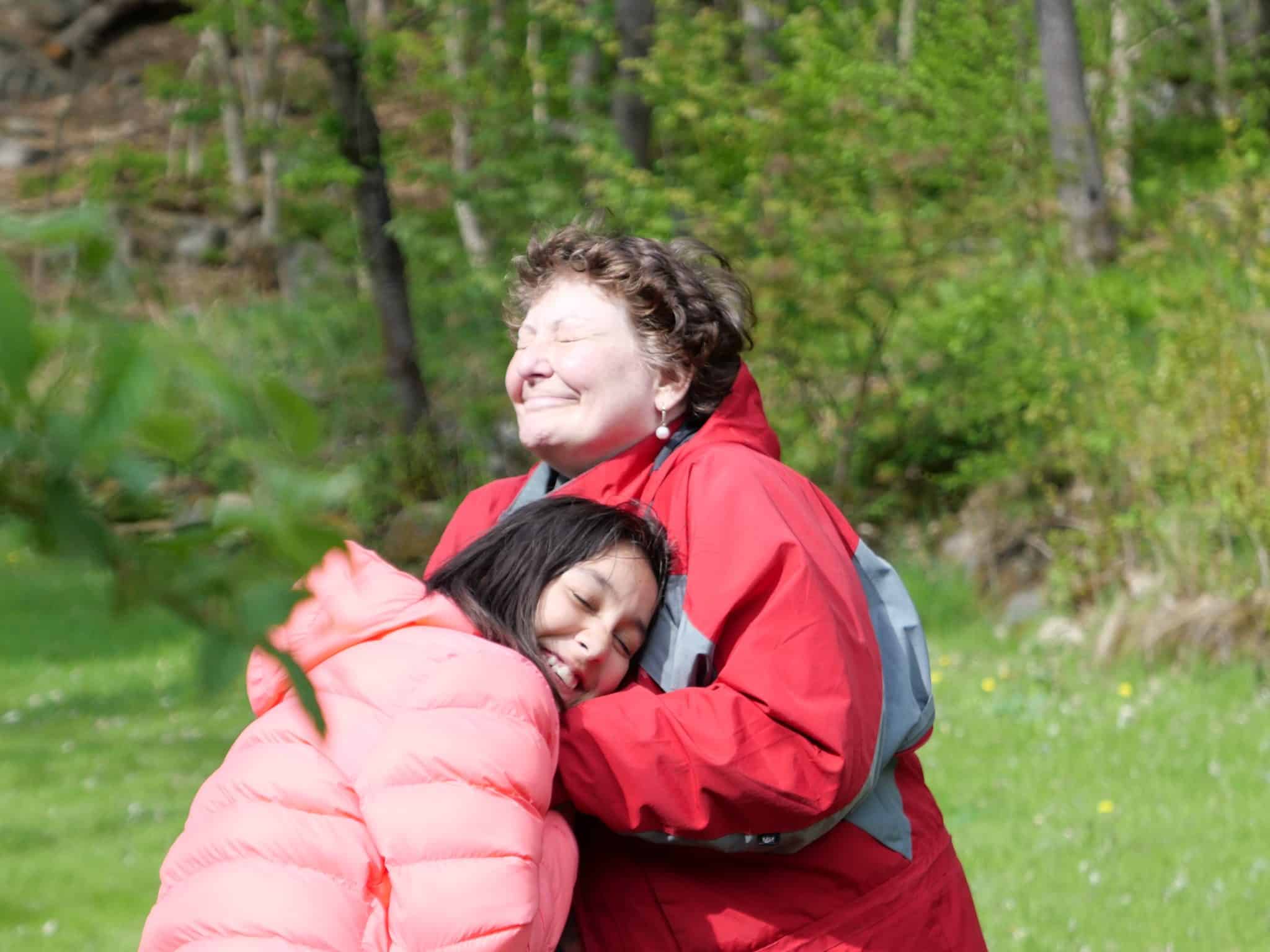 Sofina klemmer moren, hviler hodet på brystet hennes