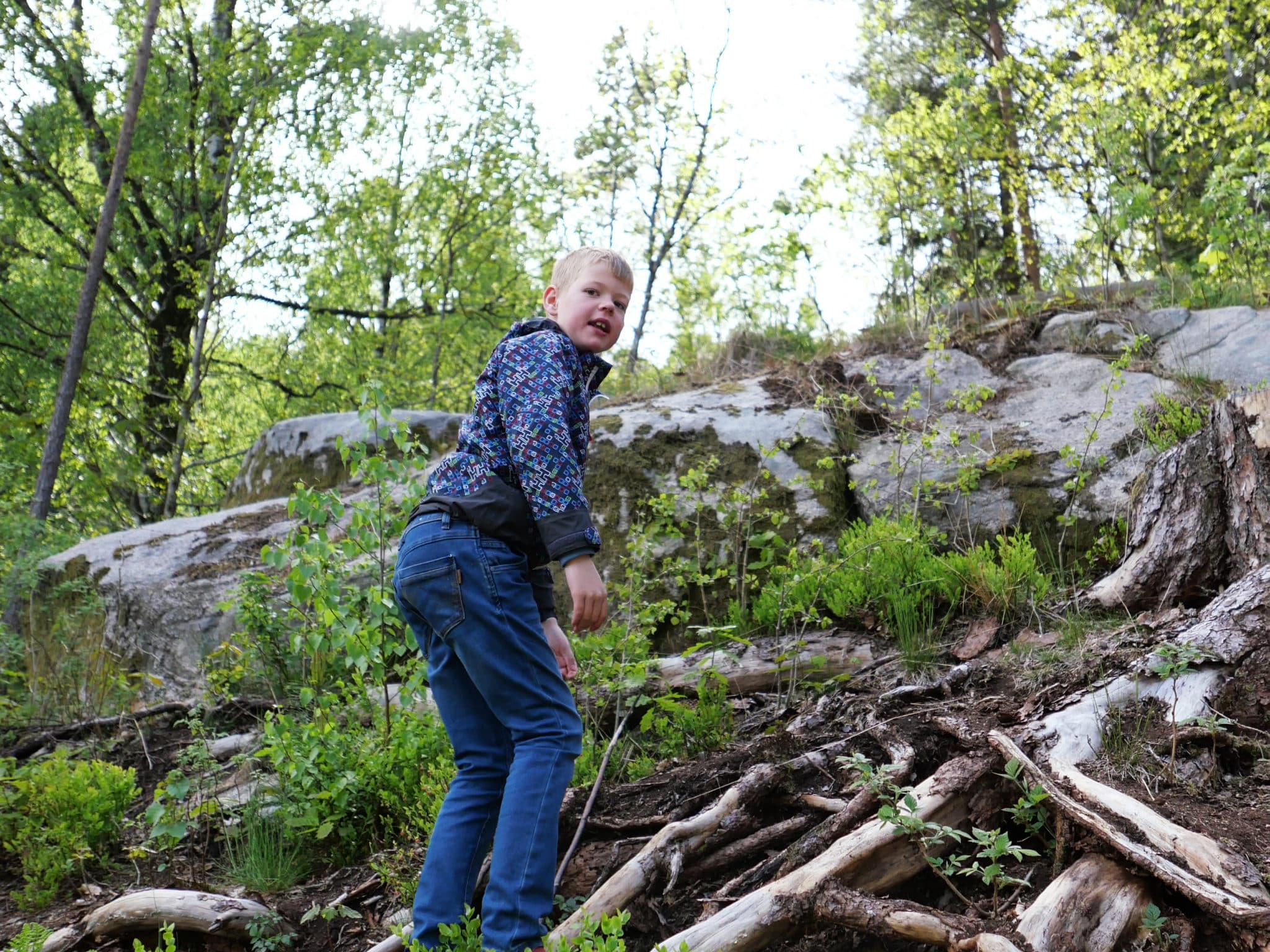 Andreas er på vei opp en bakke i skogen