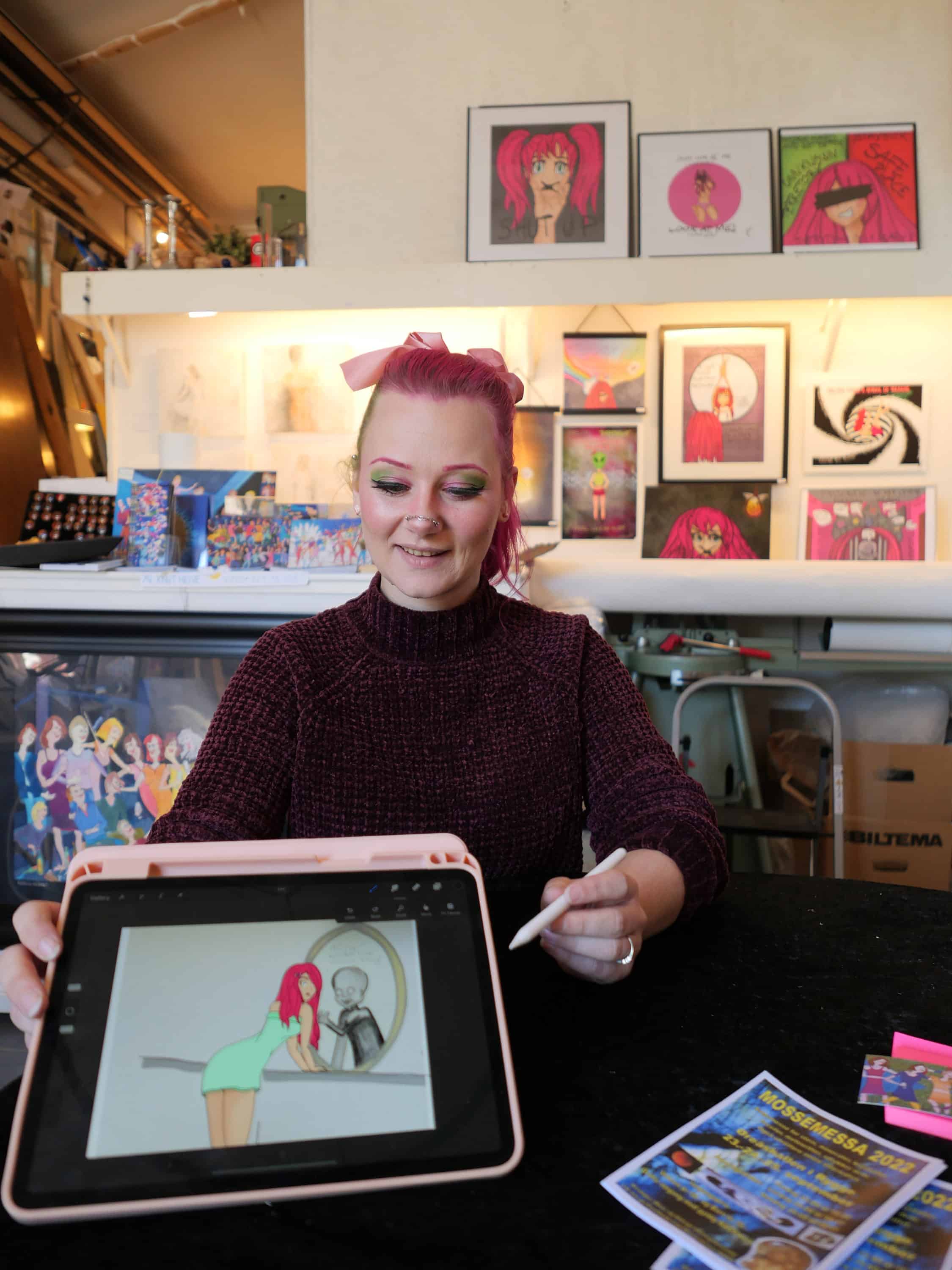 Lene Hovland viser fram en tegning hun har laget på iPad