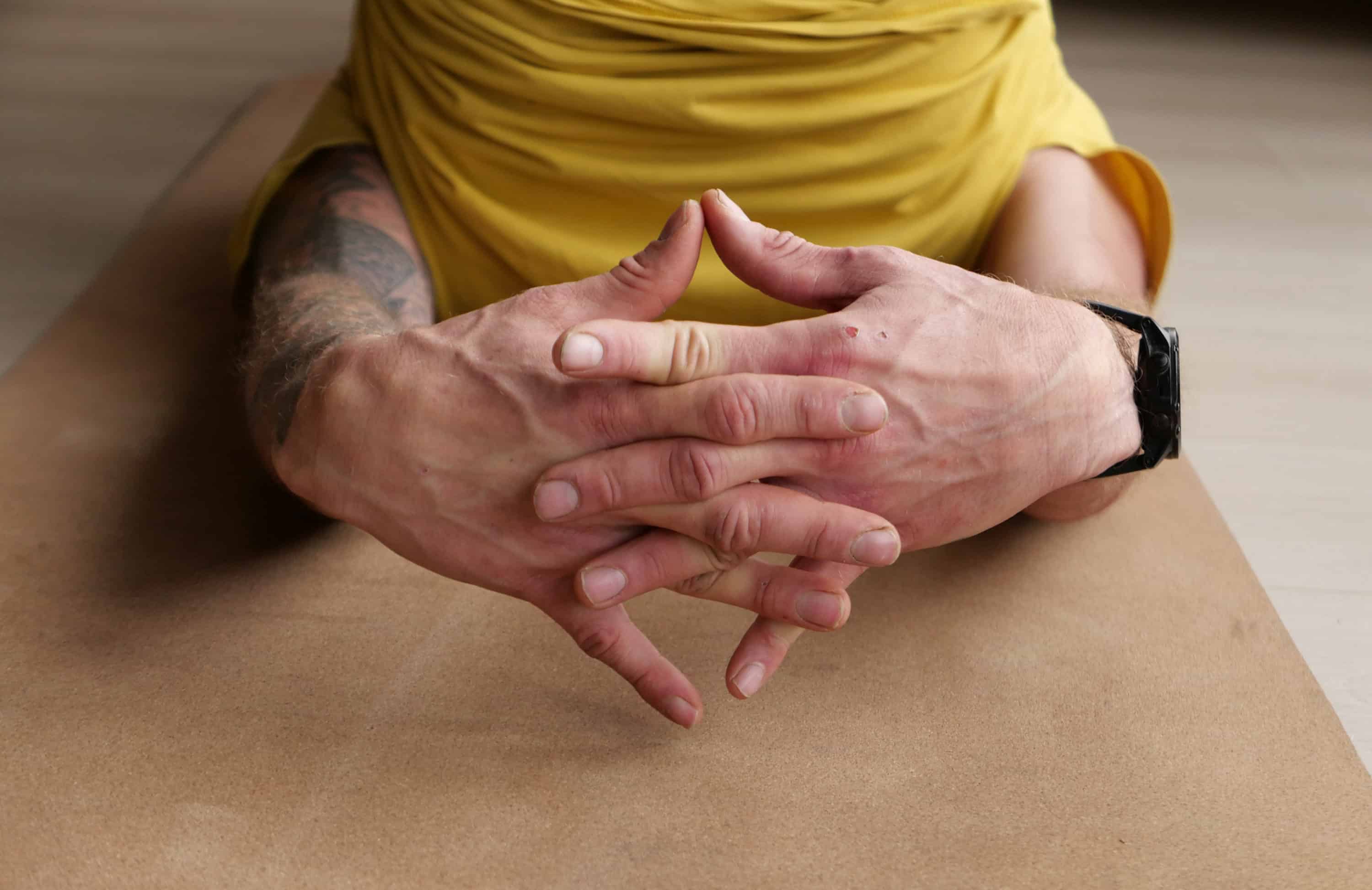 Bilde av hender i en yoga-posisjon