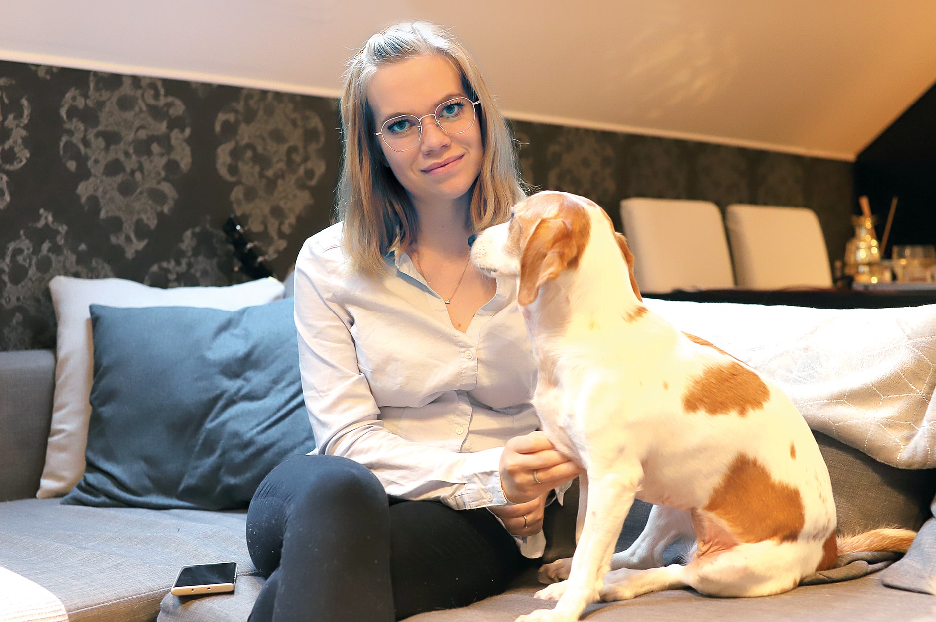 Bilde av Elin-Madelen Lerdahl og hunden hennes