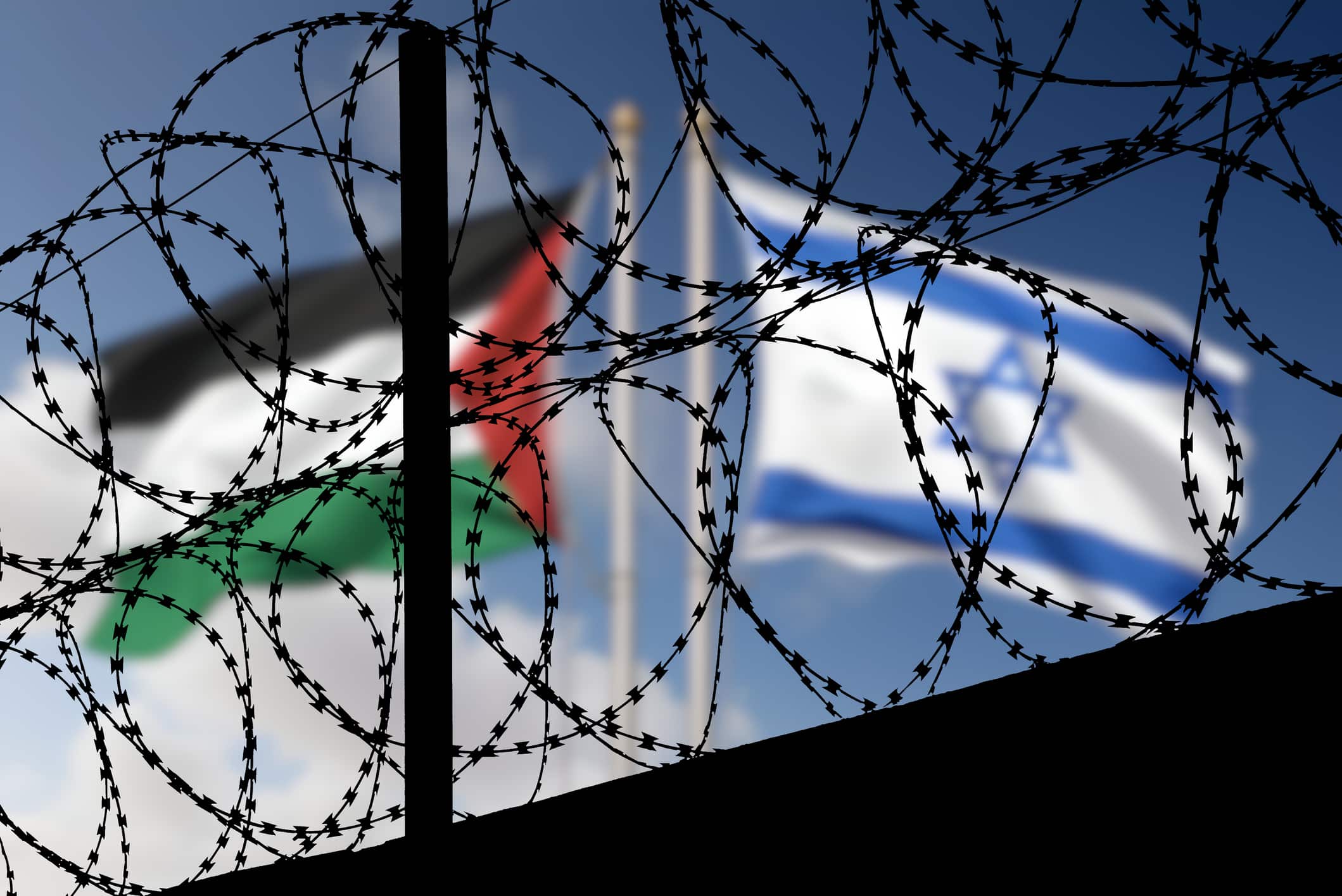 bilde av ireaelsk og palestinsk lagg bak piggtråd
