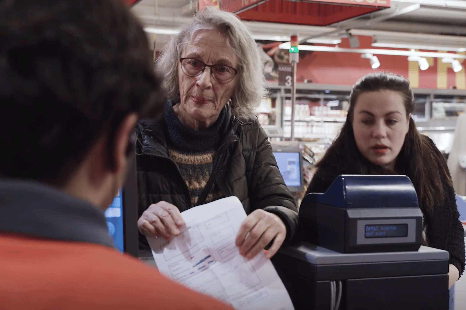 Bilde fra filmen der Kaisa er i butikken med Nav