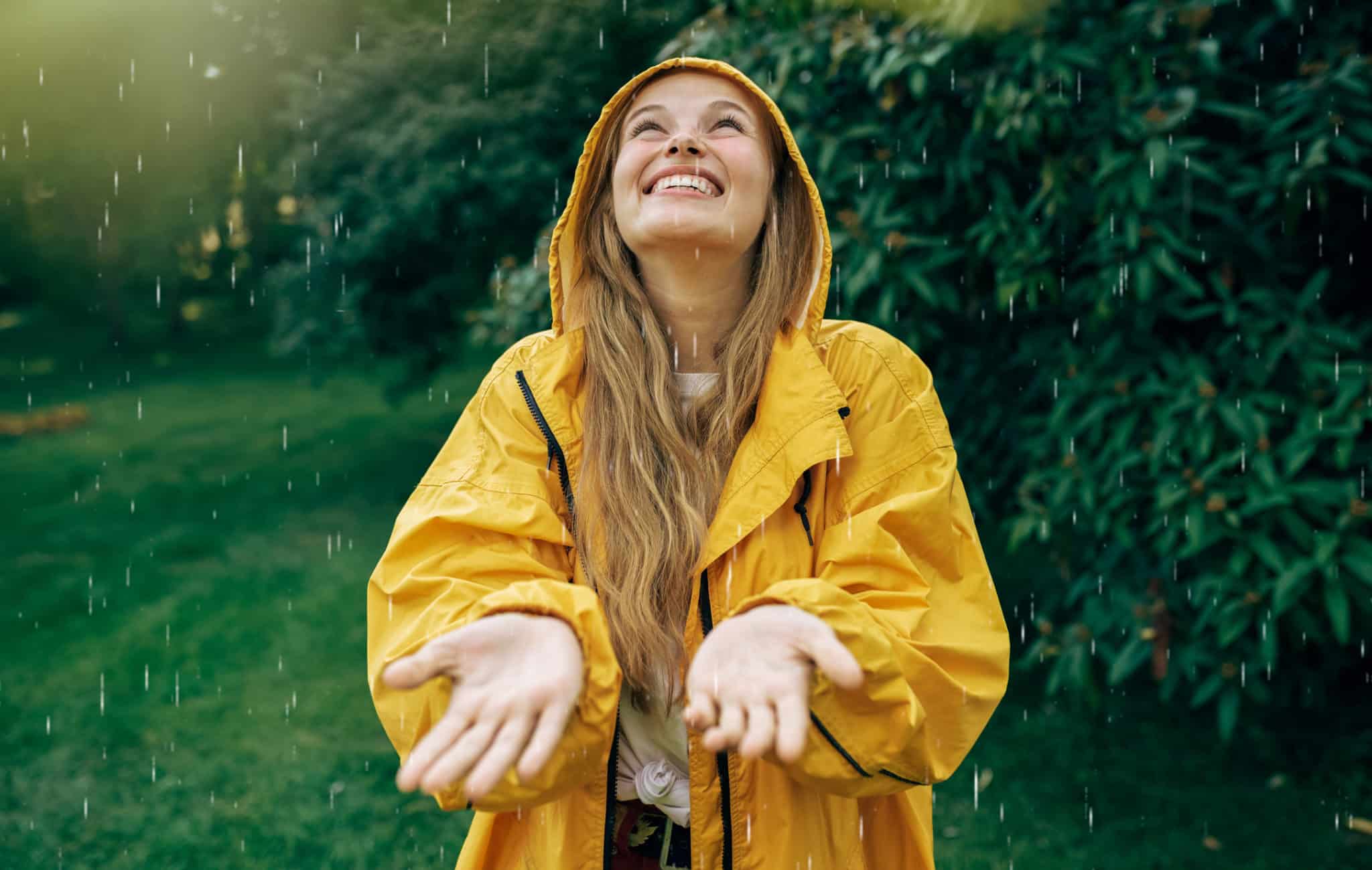 Bilde av kvinne som smiler i regn