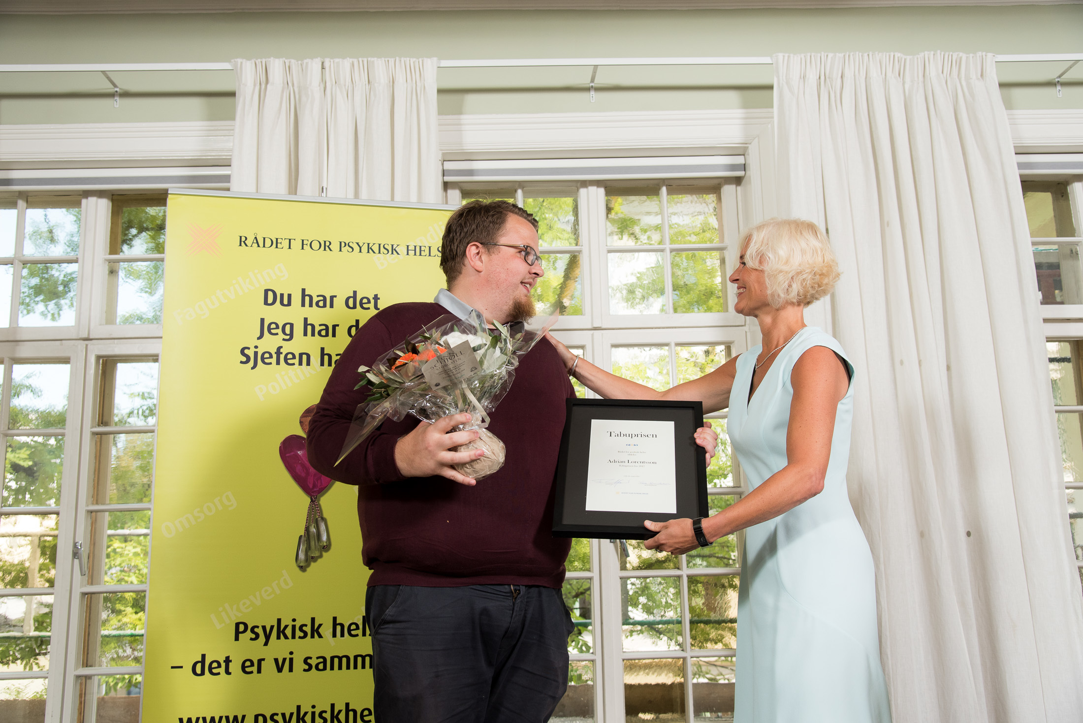 Adrian Lorentsson blir tildelt Tabuprisen 2017 av generalsekretær i Rådet for psykisk helse, Tove Gundersen