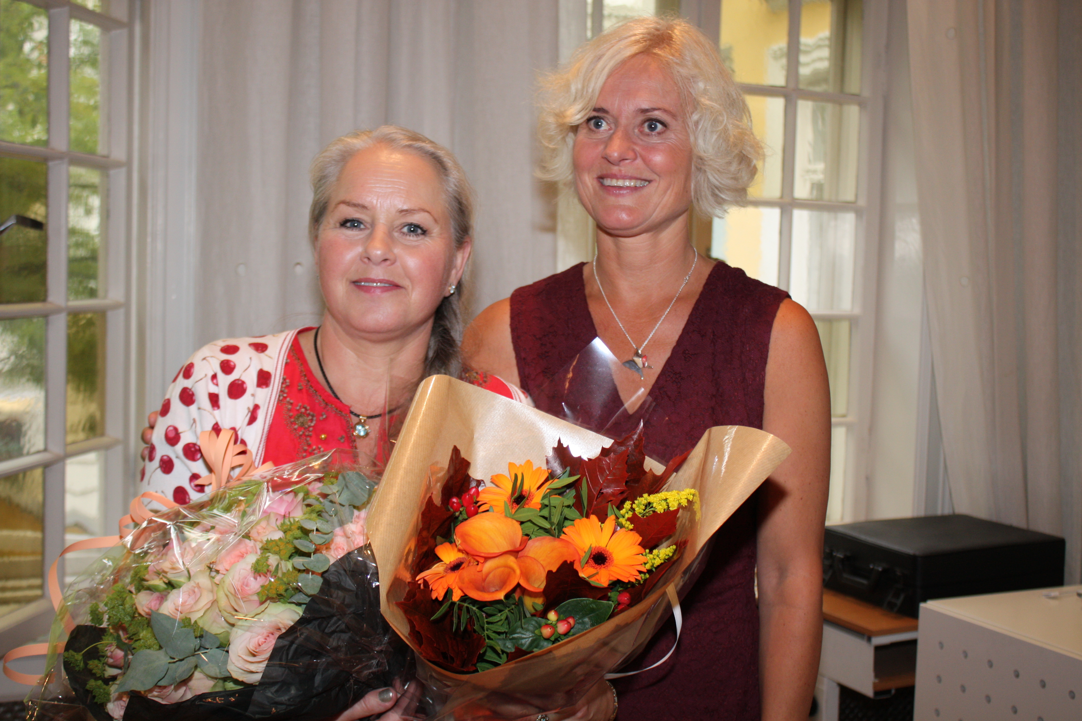 Foto fra overrekkelsen av Tabuprisen. Målfrid Frahm Jensen (t.v.) og Tove Gundersen.