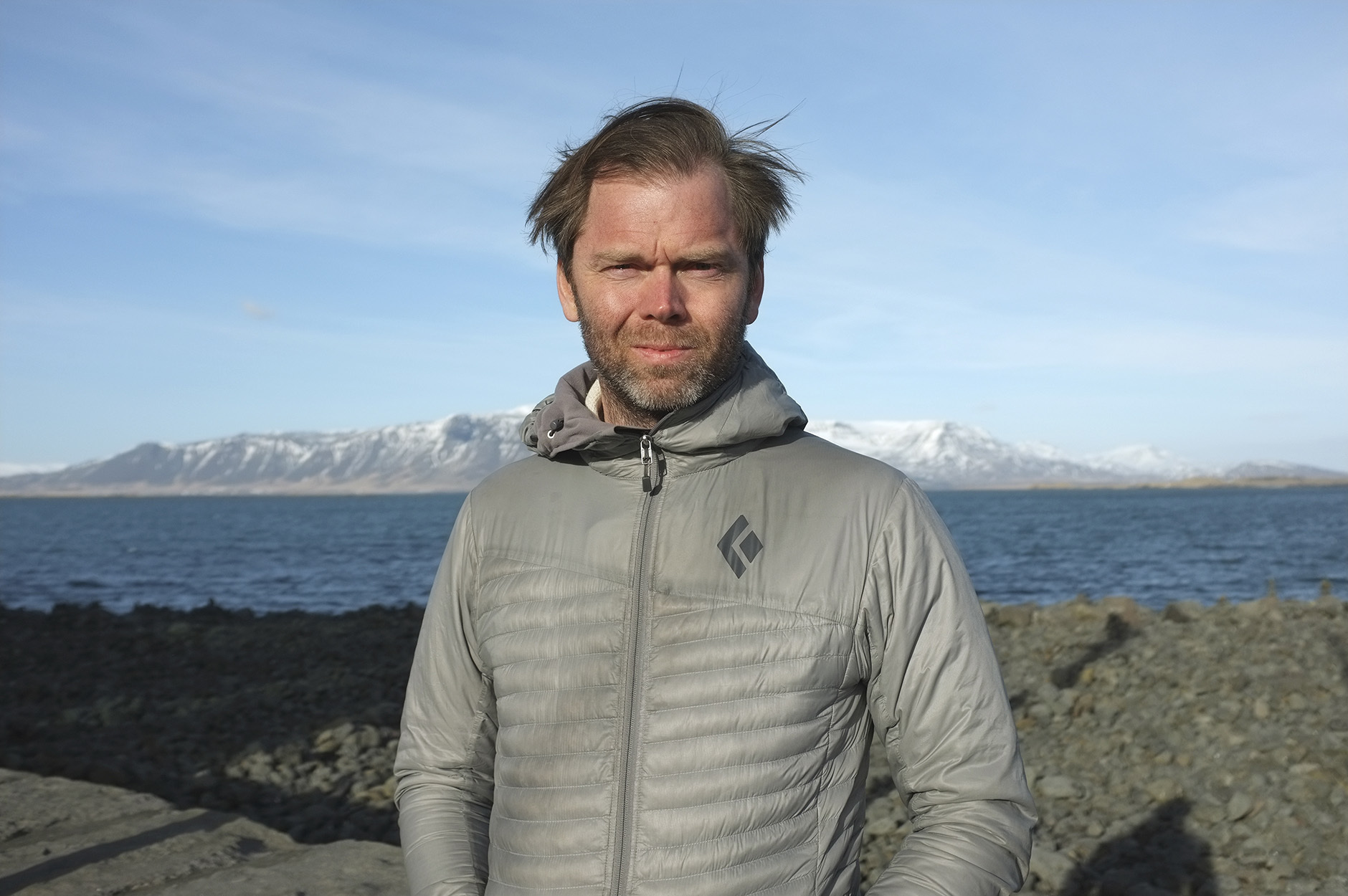 Portrett av Ágúst Kristján Steinarsson med islandske fjell i bakgrunnen.