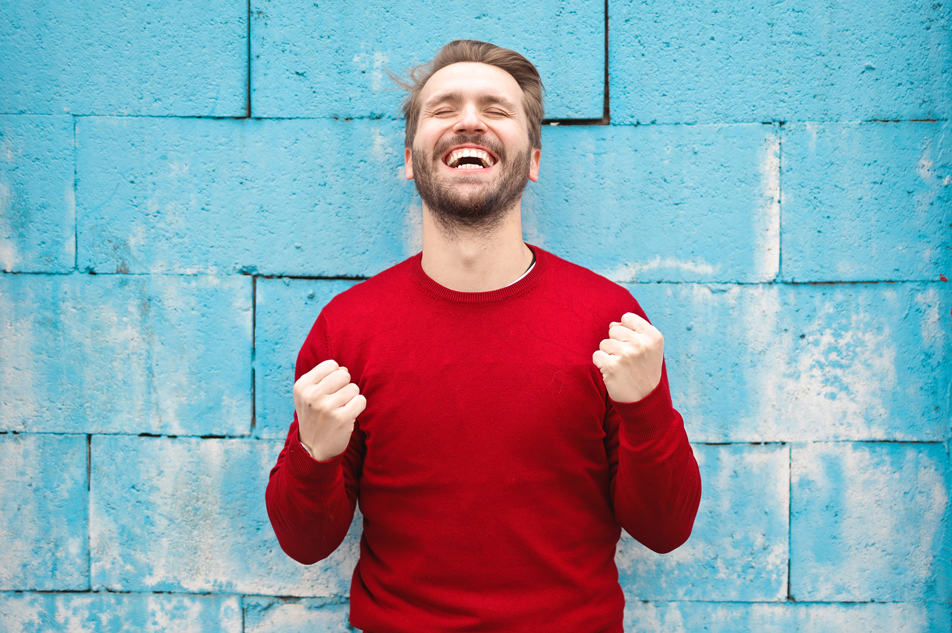 bilde av glad mann med rød genser