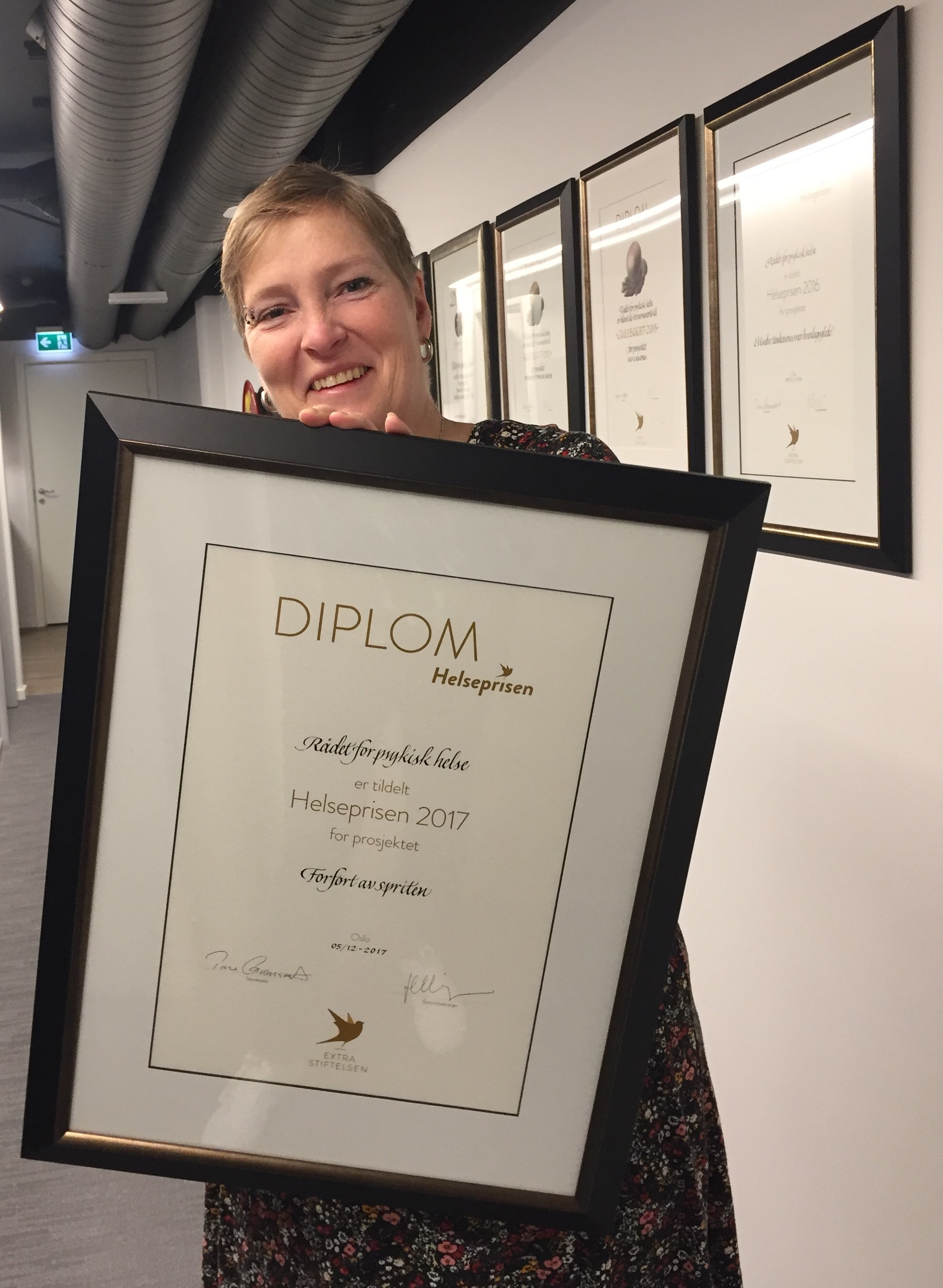 Charlotte Elvedal med diplomet for Helseprisen 2017