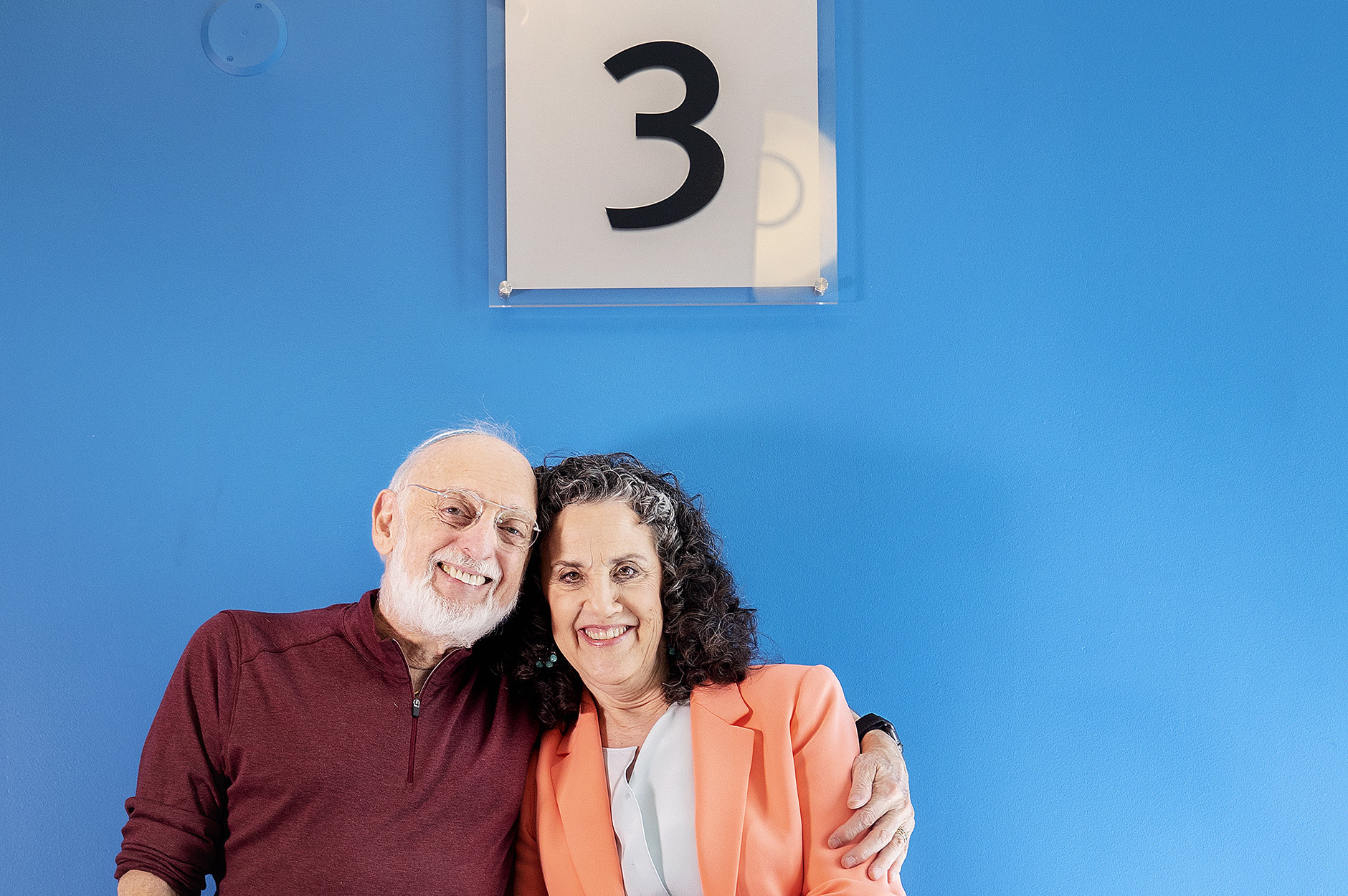 Bilde av John Gottman som holder armen rundt sin kone Julie Gottman.