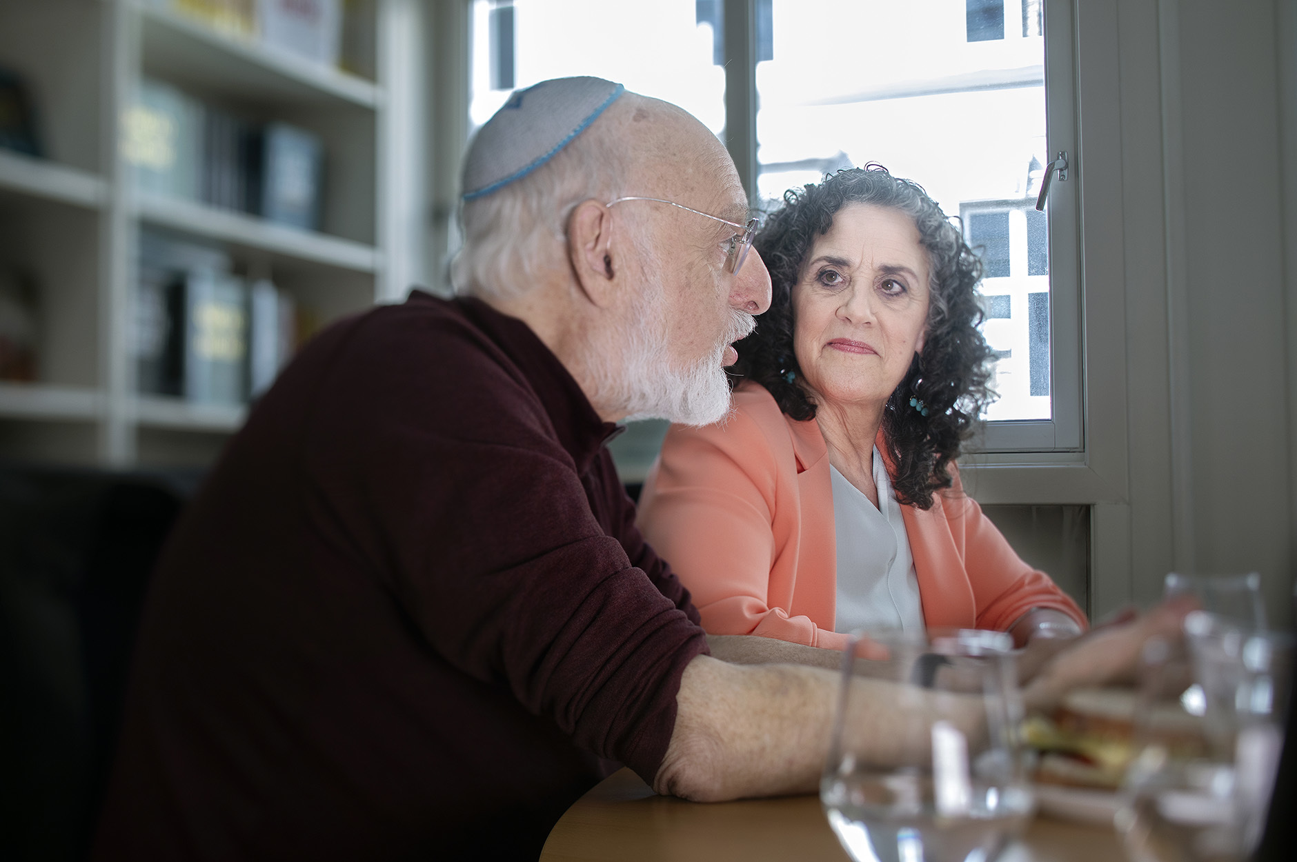 Bilde av Julie Gottman som ser på sin mann John Gottman når han snakker.