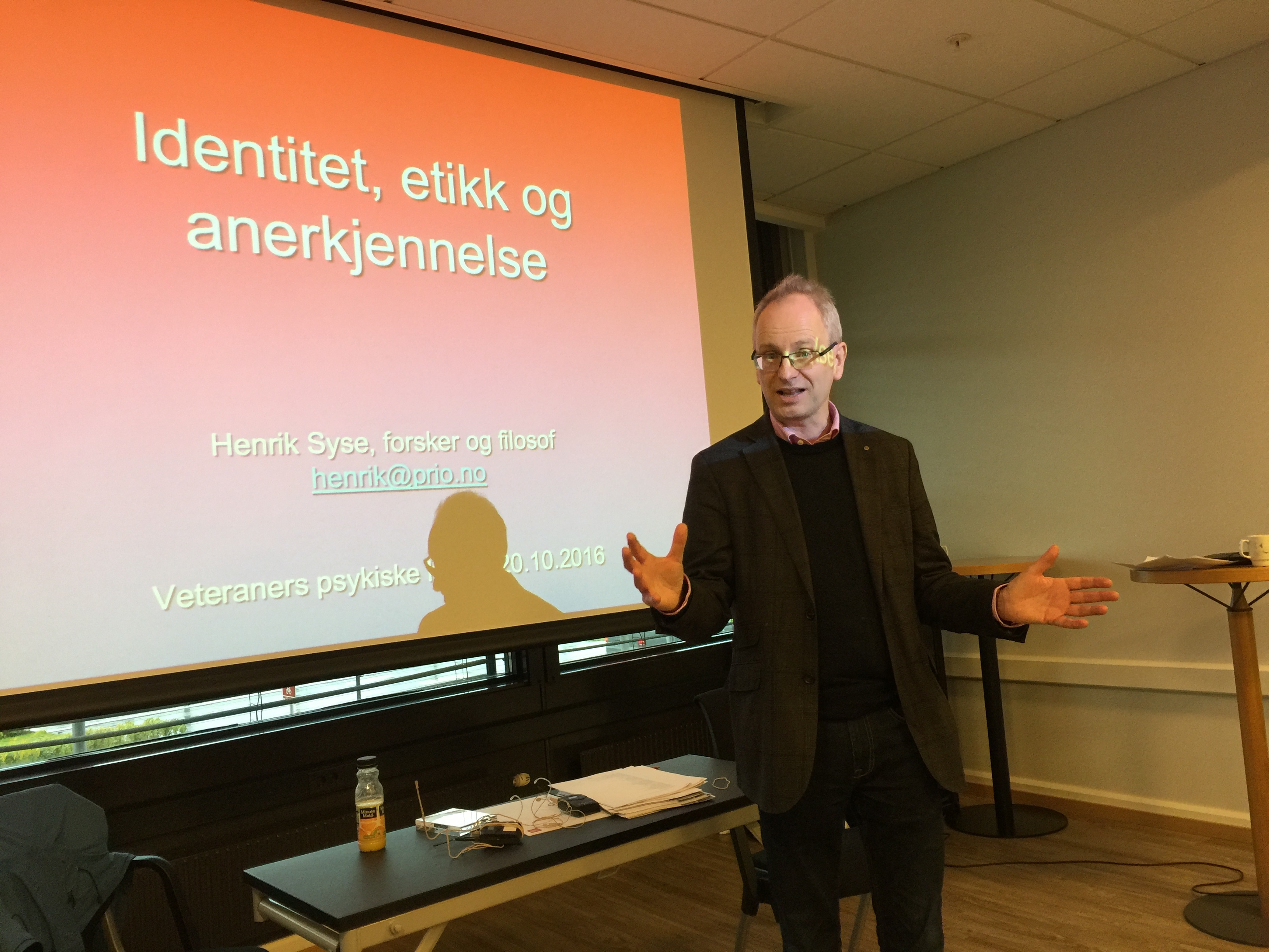Henrik Syse holder foredrag på kurset Veteraners psykiske helse