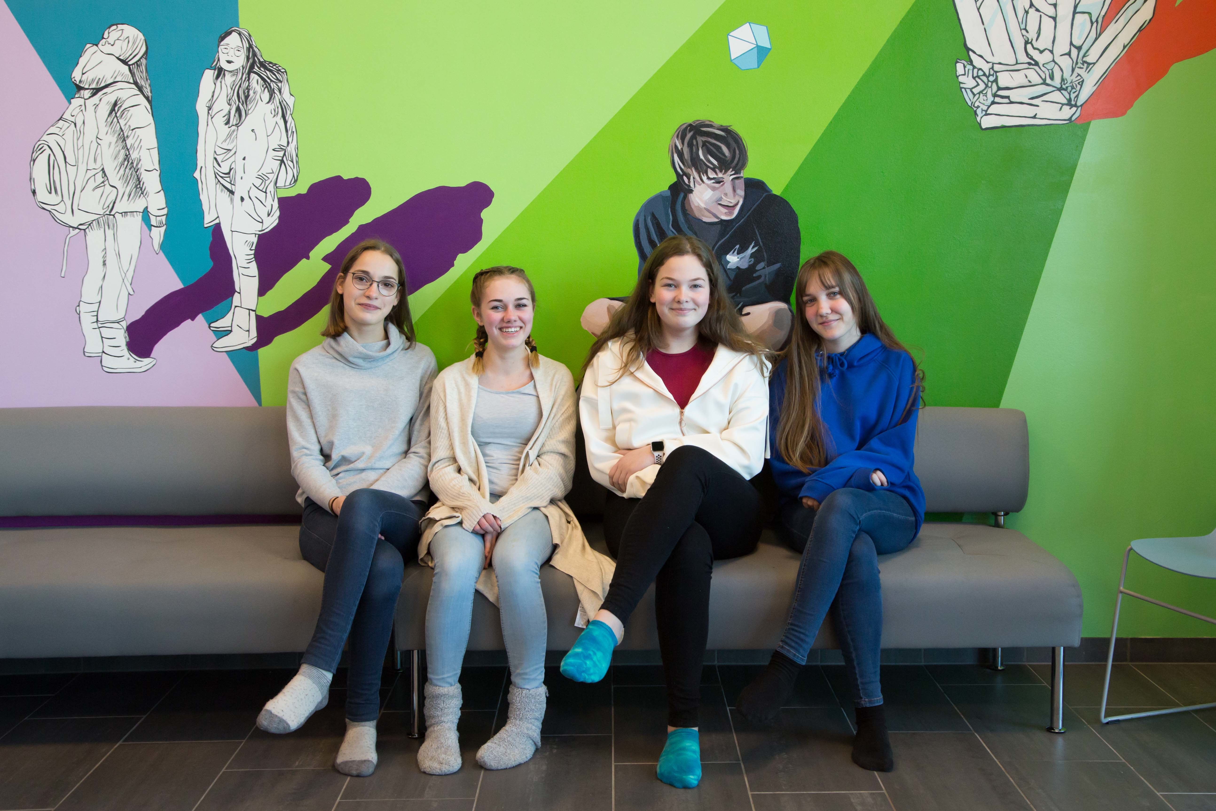 Fire jenter - ungdomsskolelever fra Holla skole i Ulefoss i en sofa
