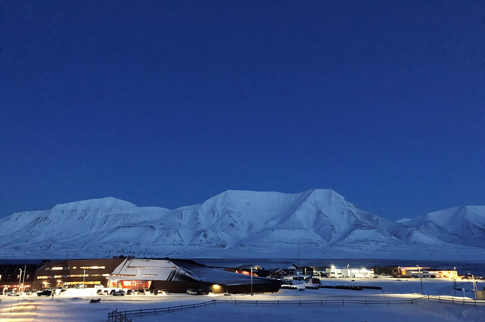 Bilde av Longyearbyen med fjellene bak