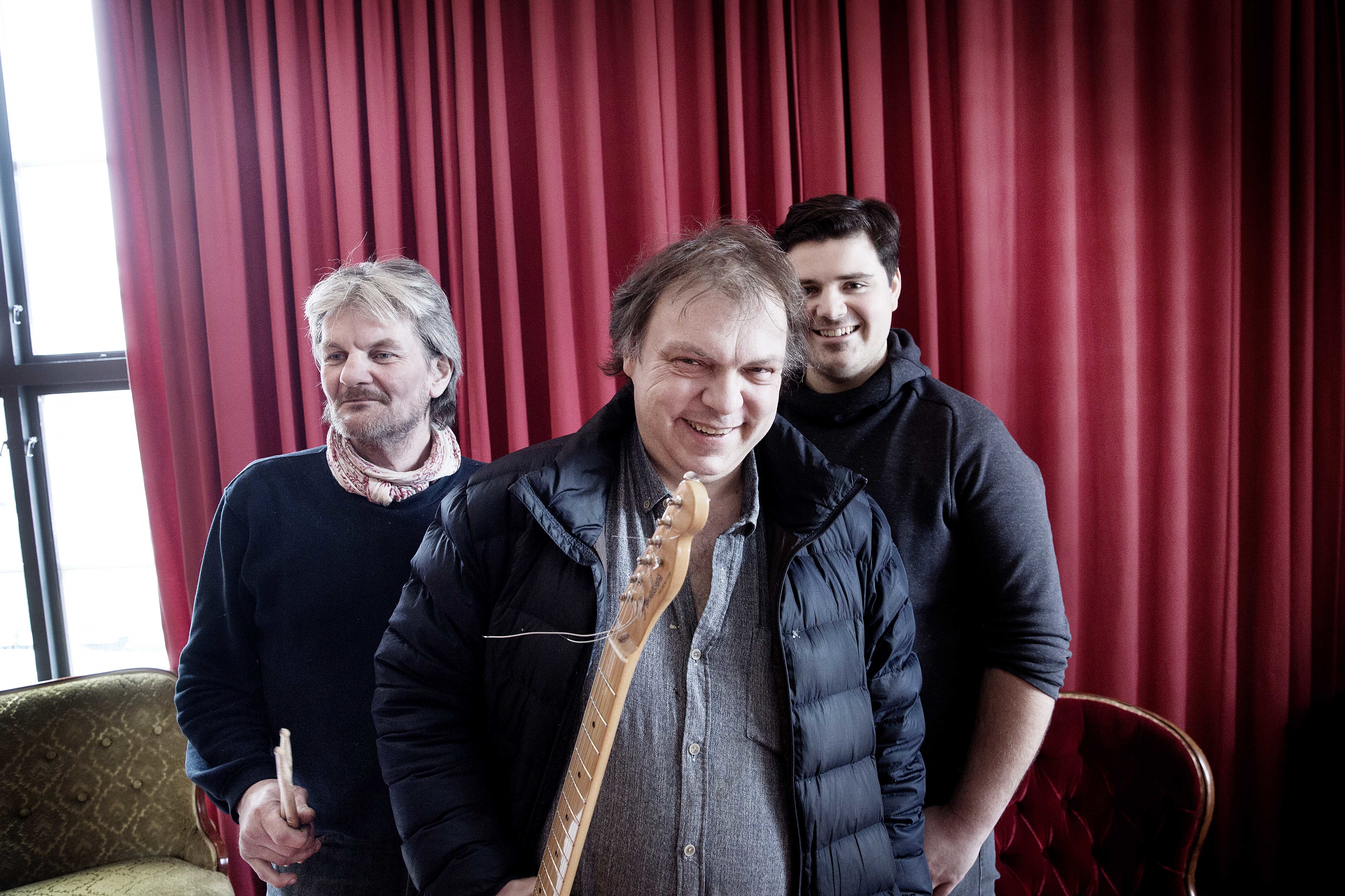 Knut Slettetveit, Jørgen Larsen og musikkterapeut Daniel Løset Kristiansen øver hver tirsdag