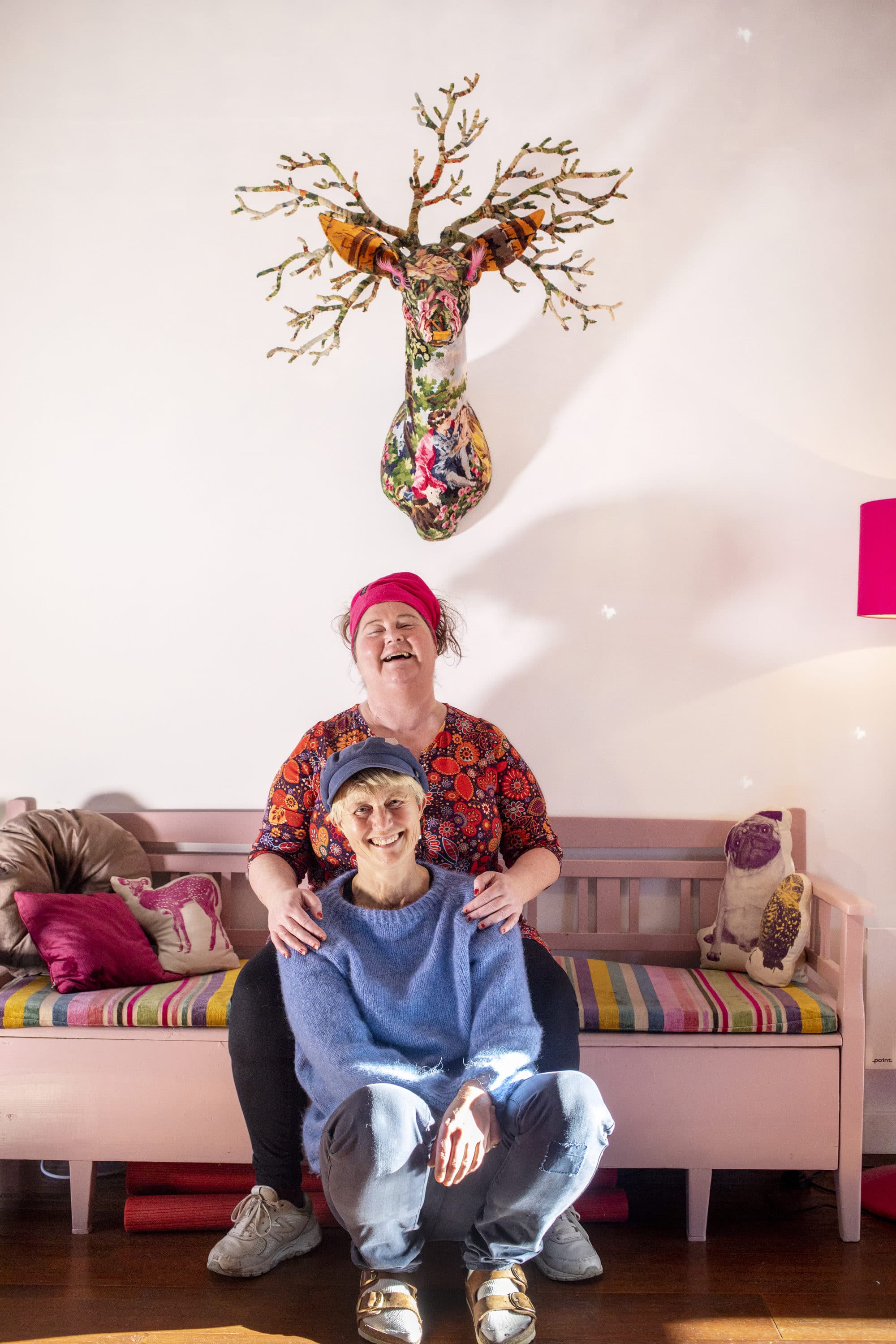 Bilde av Pernille Rygg og Christine Koht i sitt fargerike hjem