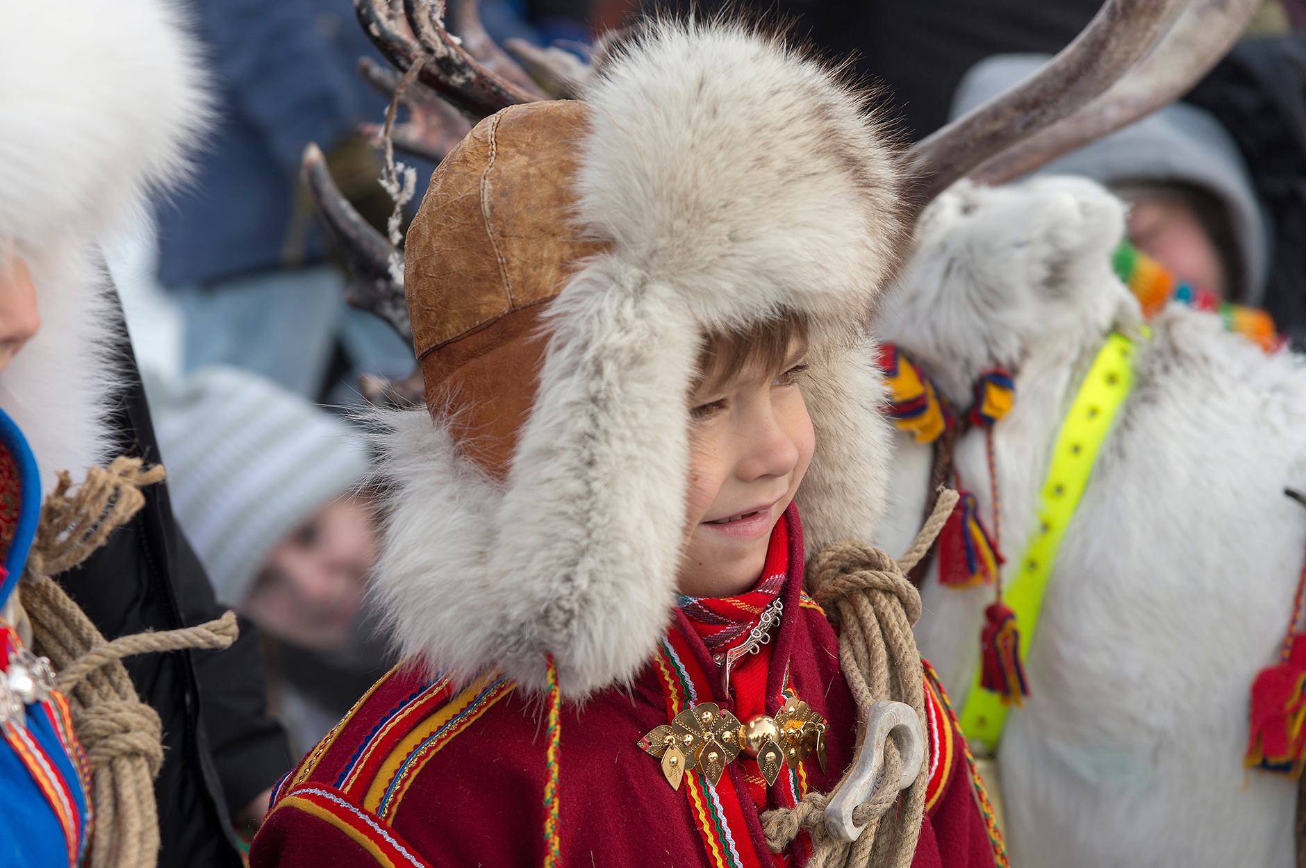 Illustrasjonsbilde av samisk gutt med tradisjonelle klær