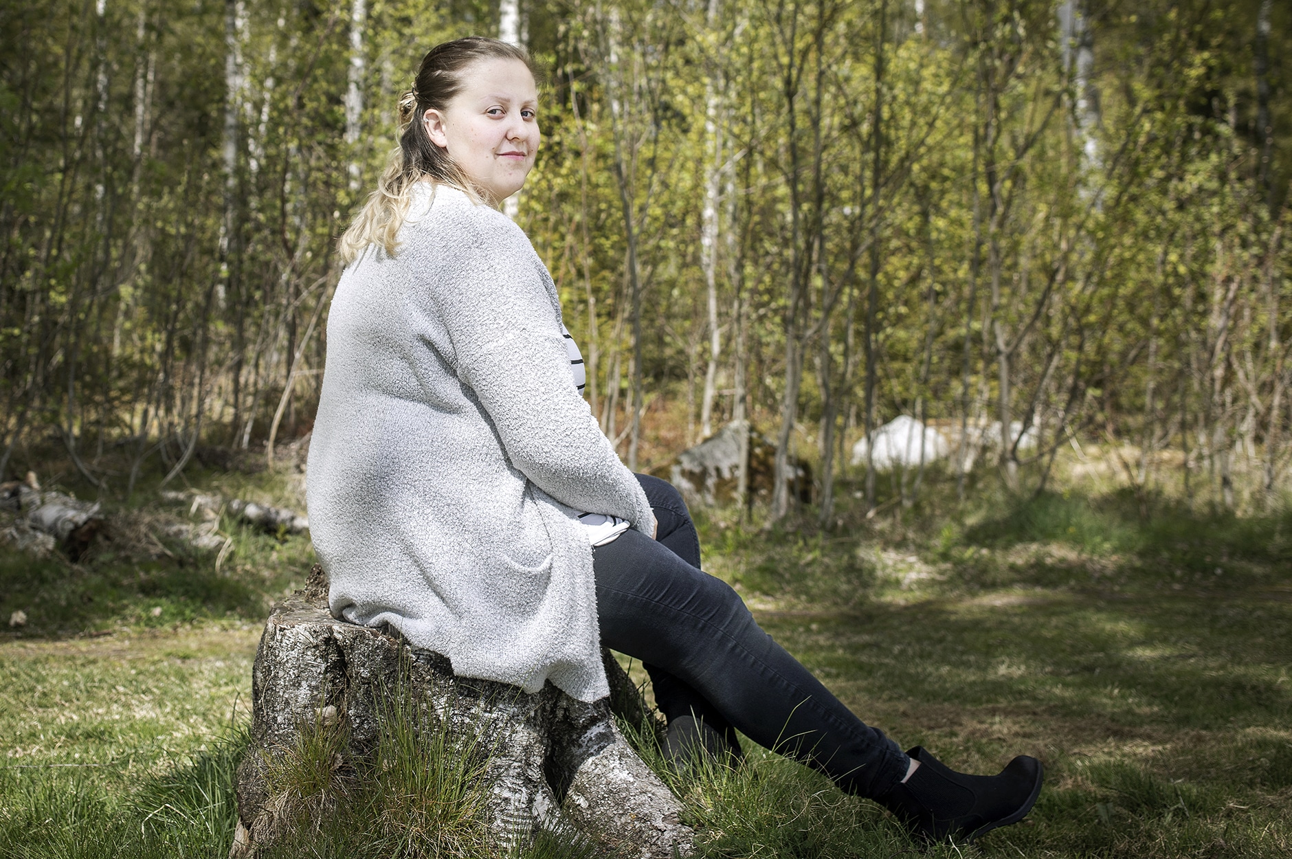Bilde av Anette Myrstuen Rognerud som sitter på en stubbe i skogen