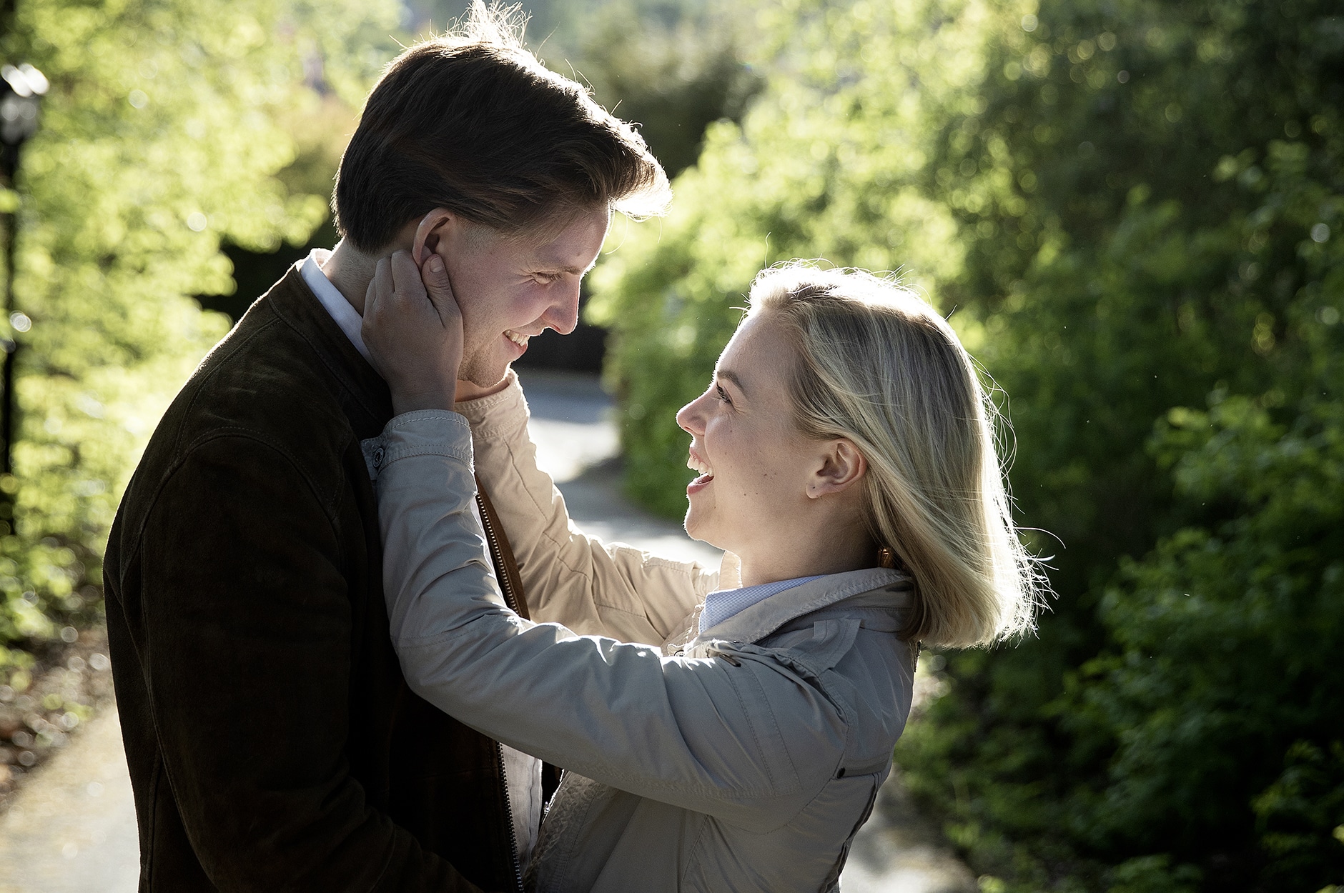 Bilde av Pernille Rossing og Sebastian Lønne som holder rundt hverandre