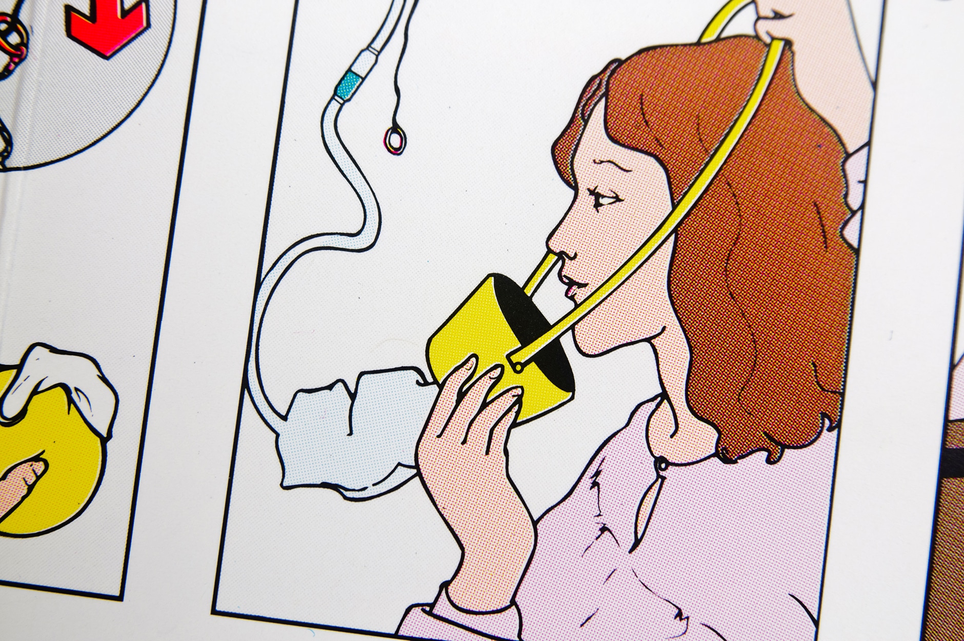 Illustrasjon av kvinne som tar på seg oksygenmaske